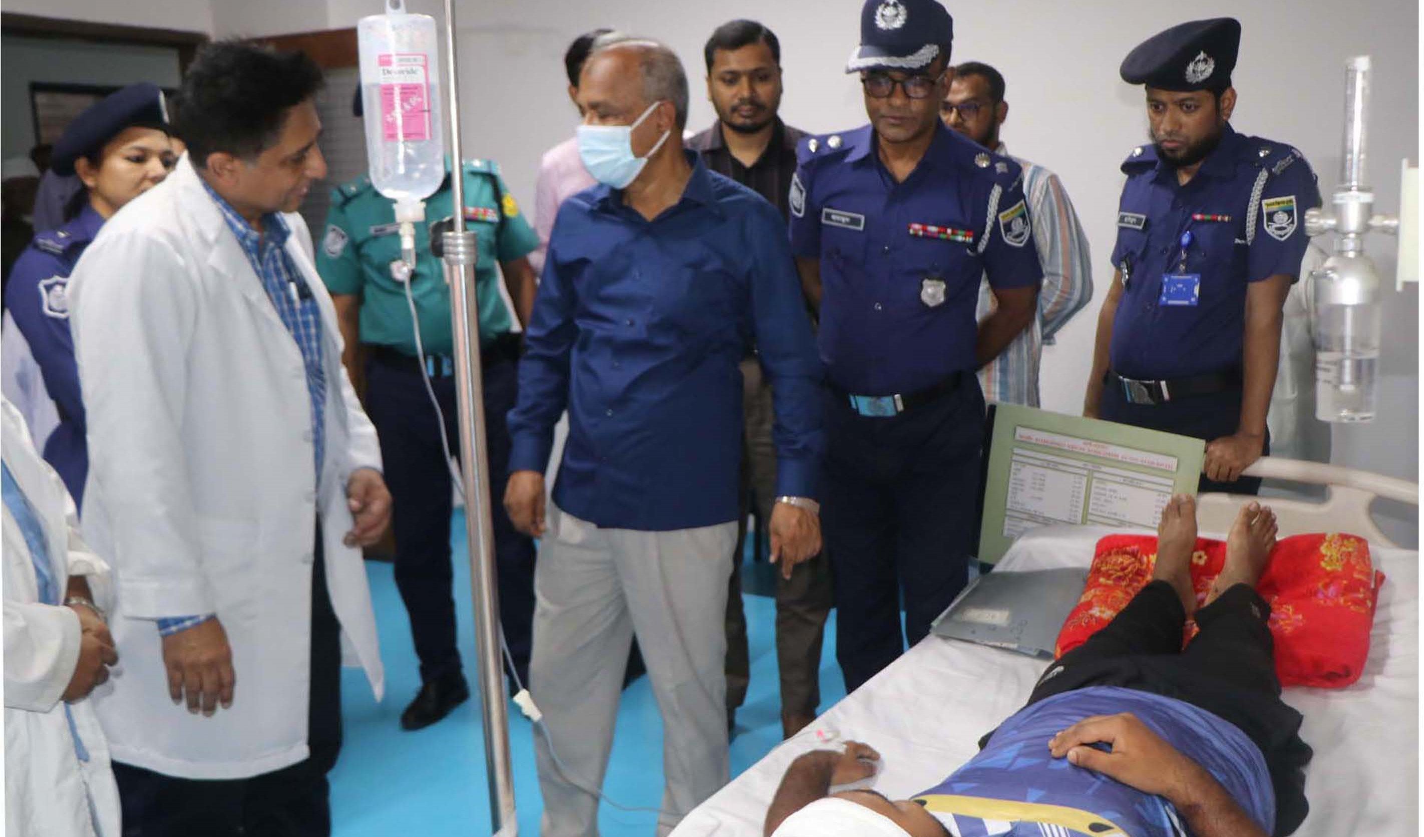 গোপালগঞ্জে আহত পুলিশ সদস্যদের দেখতে হাসপাতালে স্বরাষ্ট্র উপদেষ্টা